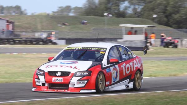 NZV8s driver Nick Ross in action with the New Generation Total Lubricants Holden Commodore.